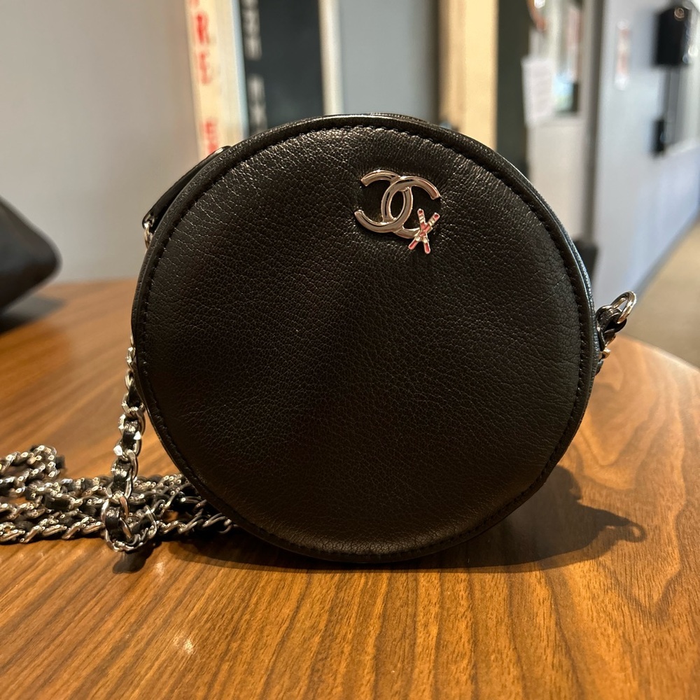 Chanel round clutch in chain